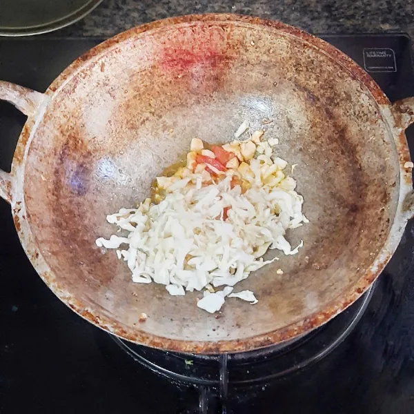 Panaskan sedikit minyak, tumis potongan tomat dan daging ayam. Masak hingga daging berubah warna. Tambahkan potongan kubis, aduk rata sebentar. Bumbui dengan kecap asin, cuka beras dan gula pasir