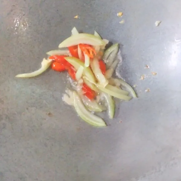 Tumis bawang putih, bawang bombay dan cabe rawit hingga harum.