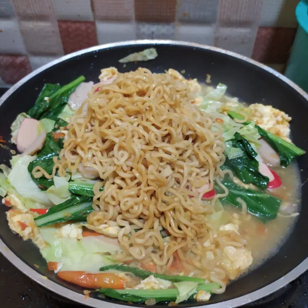 Tambahkan mie, lalu masak hingga bumbu meresap. Sajikan.