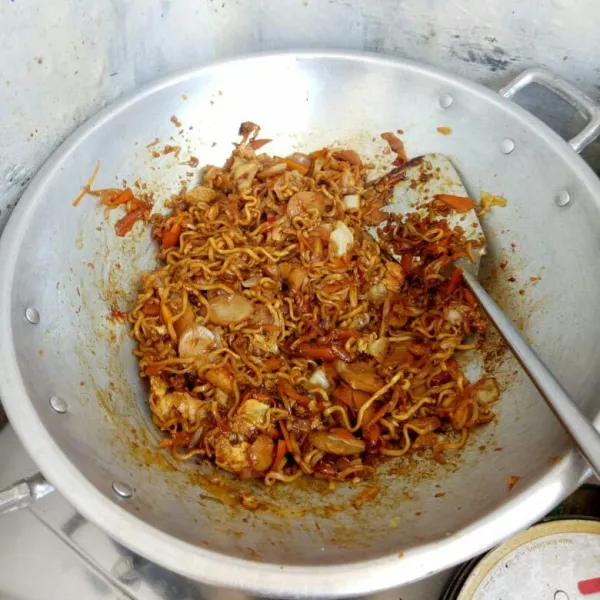 Terakhir tambahkan kecap manis dan saos sambal, jangan lupa koreksi rasa, lalu matikan api dan sajikan.