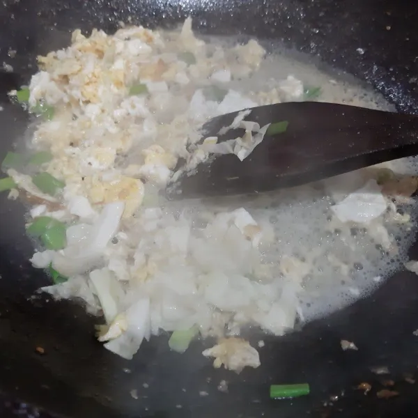 Beri sedikit air, tomat, kol iris dan daun bawang. biarkan agak layu. Seasoning dengan garam, lada dan kaldu jamur.