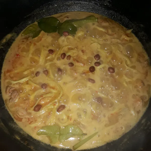 Tambahkan kacang goreng, aduk sebentar lalu angkat. Sajikan.