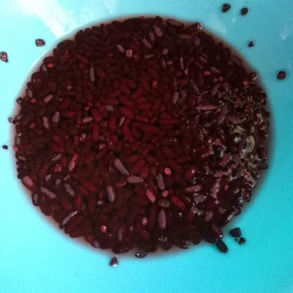 Rendam angkak lalu haluskan bisa dengan blenser