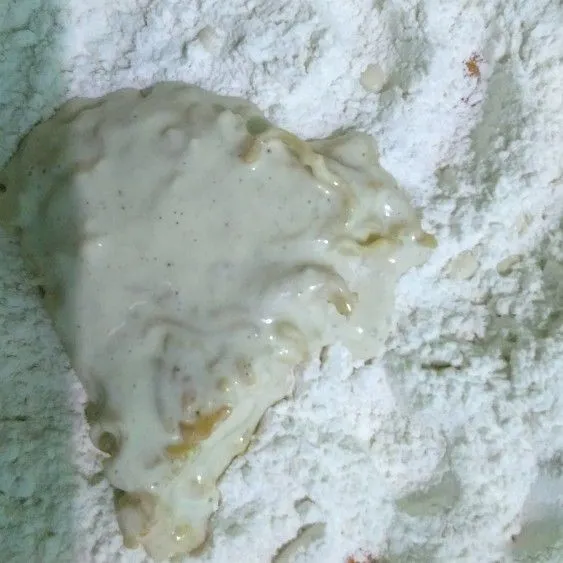 Celup dadar pada lapisan basah, kemudian gulingkan pada lapisan kering. Tidak perlu di tekan-tekan. Supaya hasilnya tidak keras.