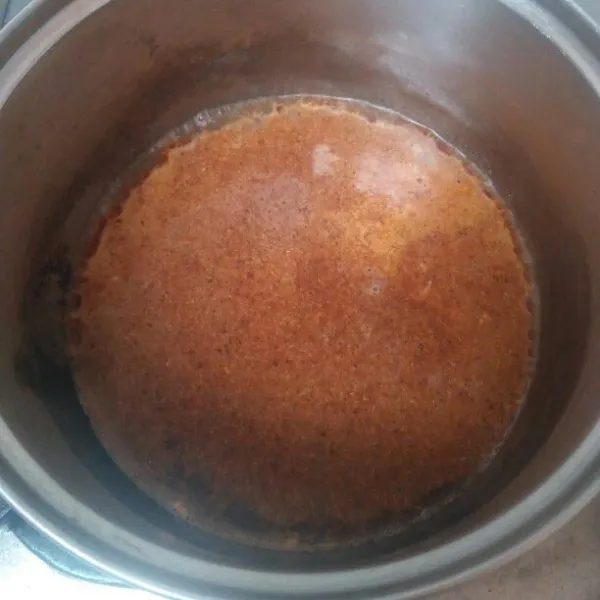 Rebus air di panci kecil setelah mendidih masukan tumisan bumbu halus nya , masukan juga garam,  soas tiram dan kecap,  sambil di koreksi rasanya.