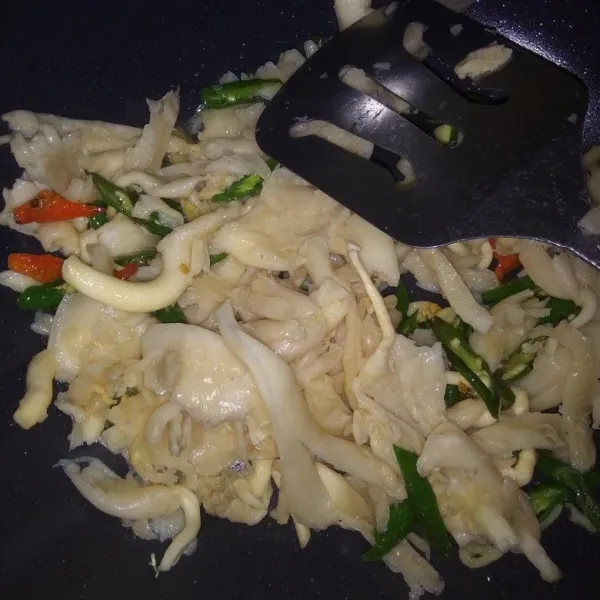 Lalu tambahkan jamur, saos tiram,merica,garam,gula. tumis sebentar lalu masukan air diamkan hingga jamur layu sekitar 10 menit.