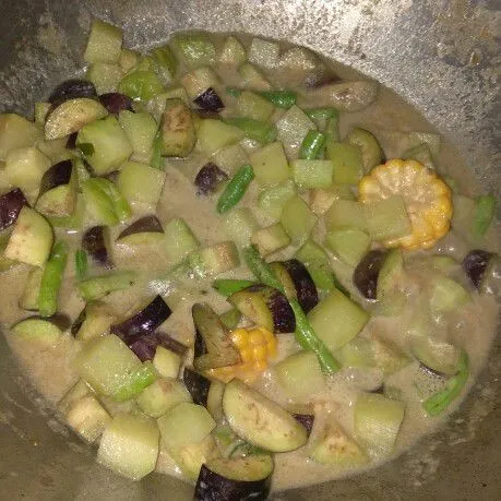 Masukkan labu lalu masak sampai agak empuk. Masukkan terong ungu, jagung, kacang panjang dan air. Aduk rata.