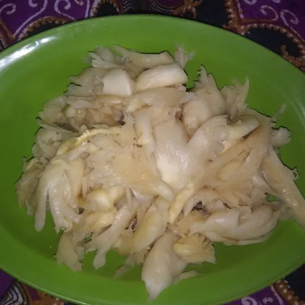 Cuci bersih jamur tiram dan potong kecil kecil.