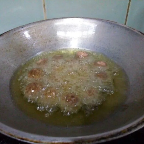 Goreng bola-bola daging sampai kecoklatan, tiriskan.