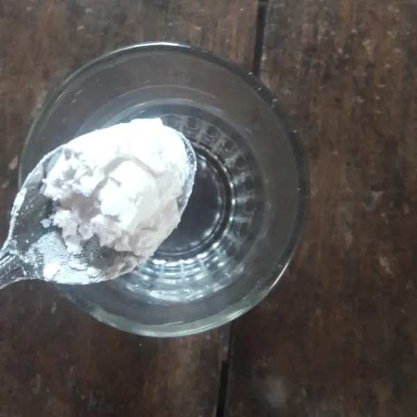 Larutkan tepung maizena dengan segelas air, sisihkan.