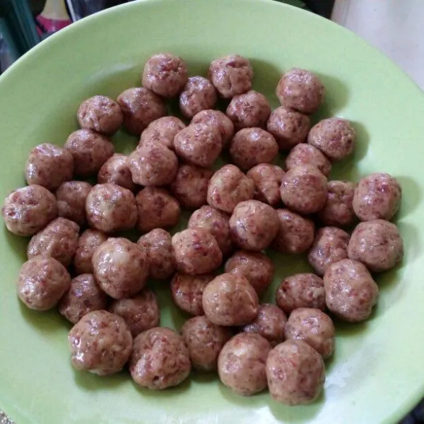 Buat bulatan-bulatan sebesar kelereng. Olesi tangan dengan minyak supaya nggak lengket.