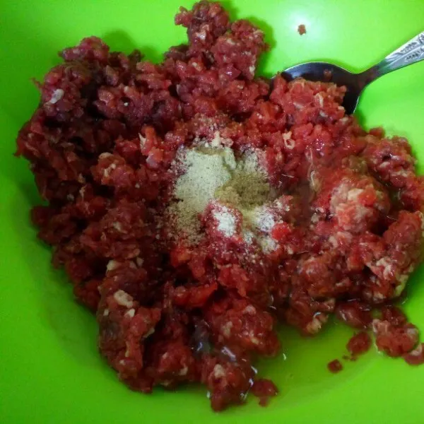 Campur daging cincang dengan putih telur dan bumbu halus, aduk rata.