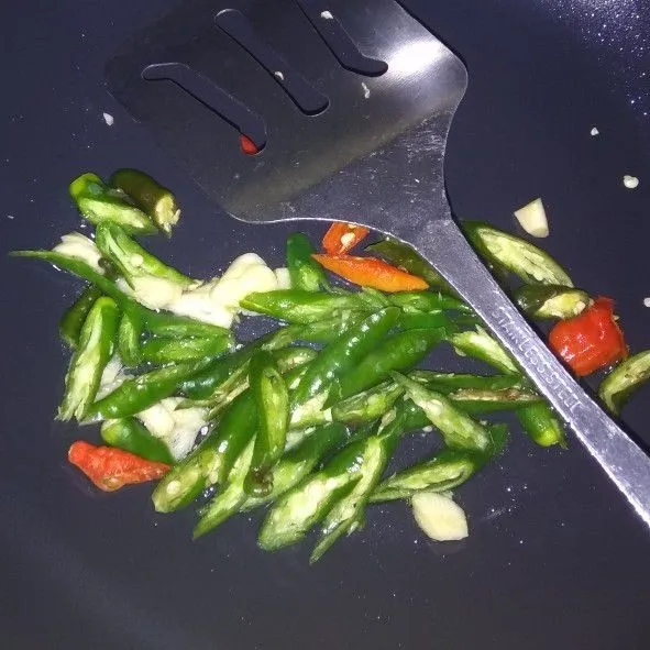 Tumis hingga harum bawang dan cabe.