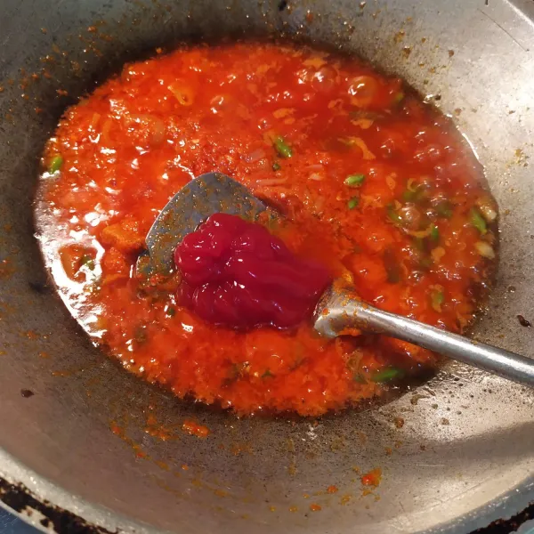 Kemudian, tambahkan saus tomat.