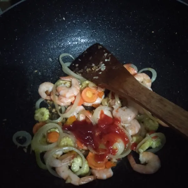 Tambahkan saus tomat dan saus sambal. Aduk hingga rata.