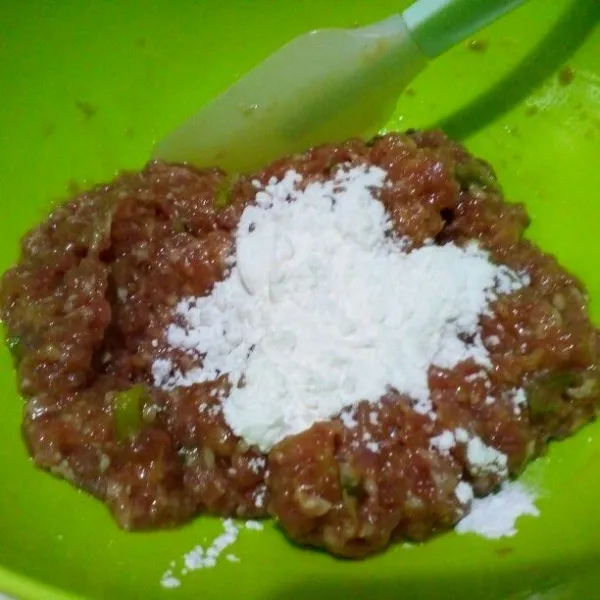 Masukkan bawang daun dan tapioka, aduk rata.