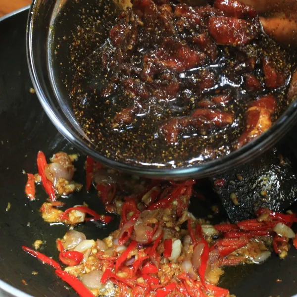 Tumis bumbu halus belacan sampai harum, masukan cabe rajang lalu masukan Marinasi daging beserta bumbunya