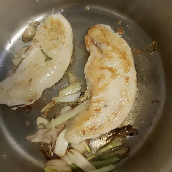 Masak fillet ayam hingga matang lalu masukkan bawang putih dan batang bawang ,masak hingga bawang layu dan harum