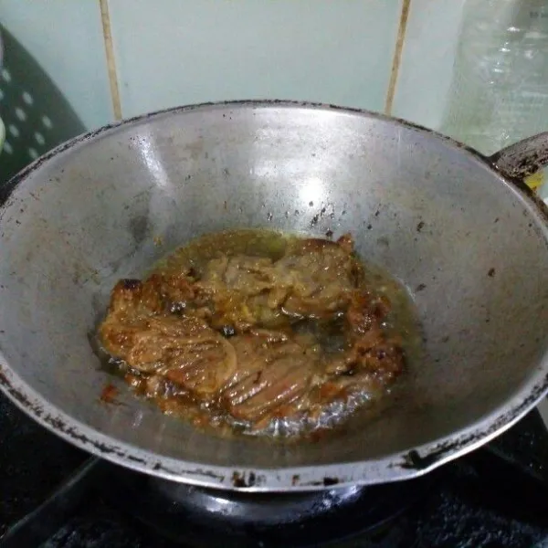 Goreng empal dengan sedikit minyak sebentar saja sekali balik, angkat. Sajikan dengan taburan bawang goreng.
