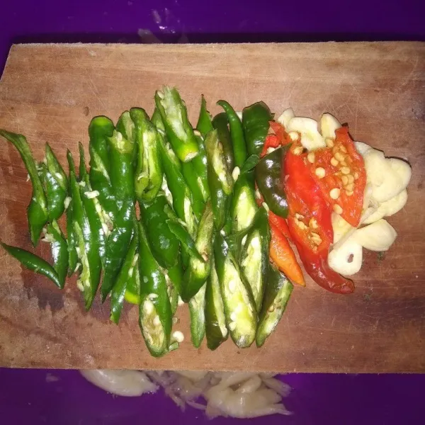 Iris serong bawang putih dan cabe.