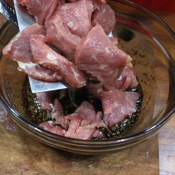 Masukan daging, tambahkan bawang putih, ketumbar bubuk, gula dan garam aduk rata.