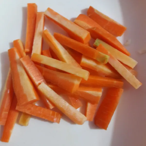 Potong potong wortel, rebus sampai layuh, sisihkan.