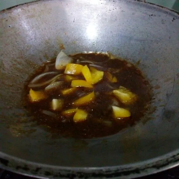 Tumis bawang bombay sampai harum. Masukkan saus lada hitam dan paprika, aduk-aduk sebentar, angkat. Sajikan bola-bola daging dengan saus.