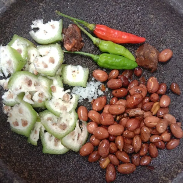 Haluskan 1 buah pisang klutuk, 1 ons kacang tanah yang sudah digoreng, 3 cabai rawit, 1 cm gula merah, 1 cm asam, dan garam secukupnya