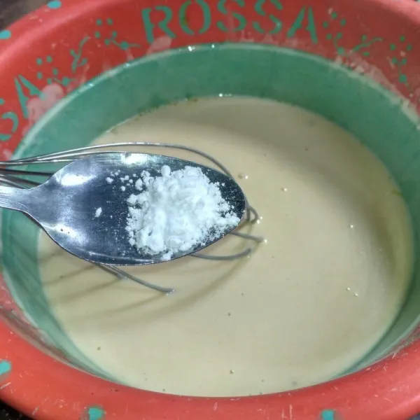 Masukkan soda kue dan tepok-tepok kembali adonan sekitar 2 menit.