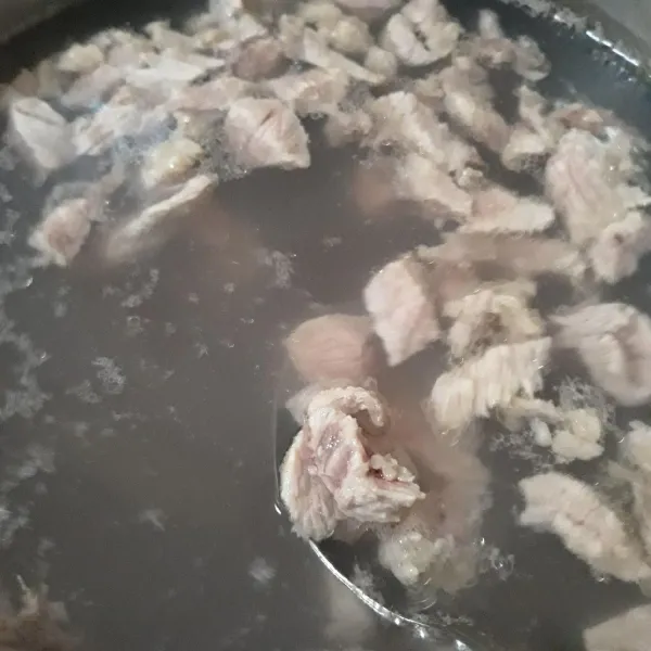 Didihkan air. Masukkan daging sapi. Rebus selama 10-15 menit hingga daging berwarna pucat.