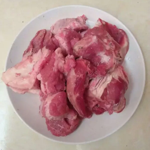 Siapkan daging kambing yang sudah dipotong-potong , tidak perlu dicuci dengan air mengalir, untuk menghindari aroma kambing.