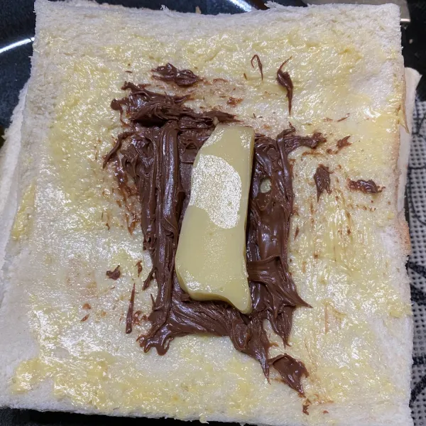 Oleskan margarin, selai kacang/topping coklat, dan mozarella