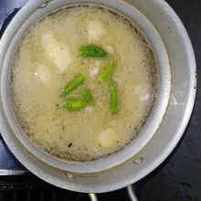 Tambahkan air, masak hingga mendidih. Masukkan cabe kecil dan tomat.