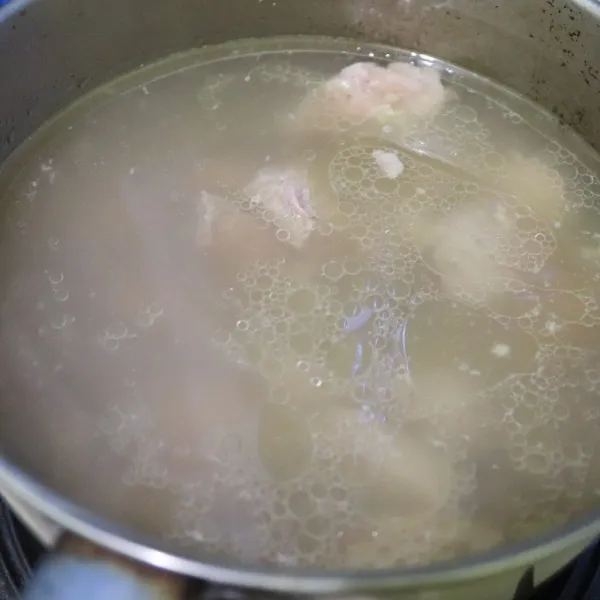 Panaskan air matang dalam panci, masukkan daging, bawang bombay cincang, bawang putih halus, cengkeh, bubuk biji pala hingga empuk.