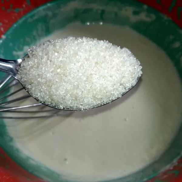 Masukkan gula pasir dan aduk hingga gula larut.