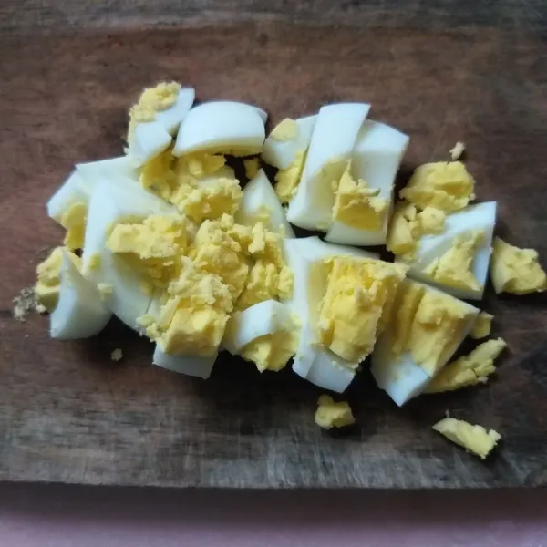Setelah kentang matang, tiriskan. Kemudian potong-potong telur rebus dan sisihkan.