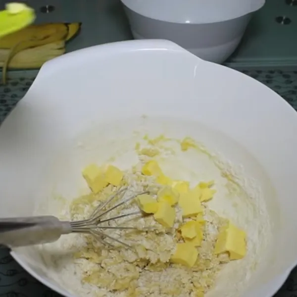 Masukkan mentega yang telah didiamkan dalam suhu ruang hingga lembek tapi tidak cair, lalu aduk hingga tercampur rata.