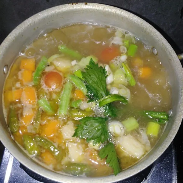 Masukkan sayur secara bertahap dari wortel, kembang kol, buncis lalu terakhir seledri dan irisan bawang prei. Masak hingga matang. Angkat dan siap dihidangkan.