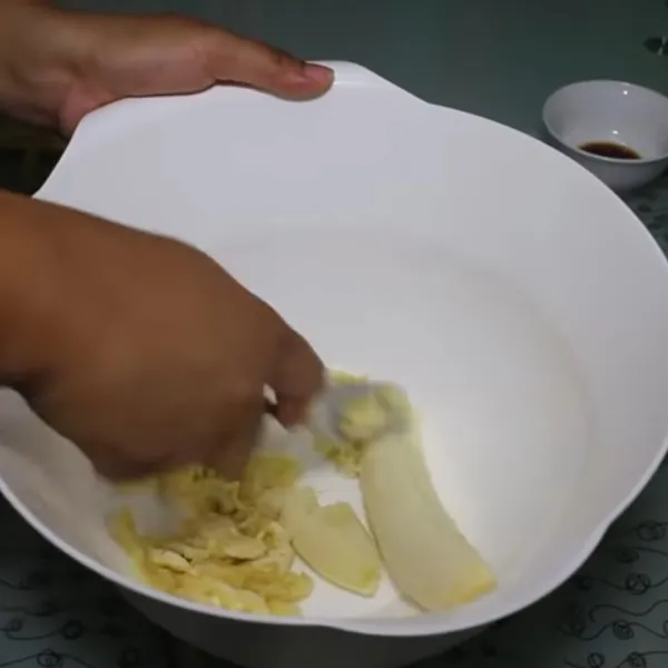 Hancurkan pisang hingga menjadi cair dan lembut.