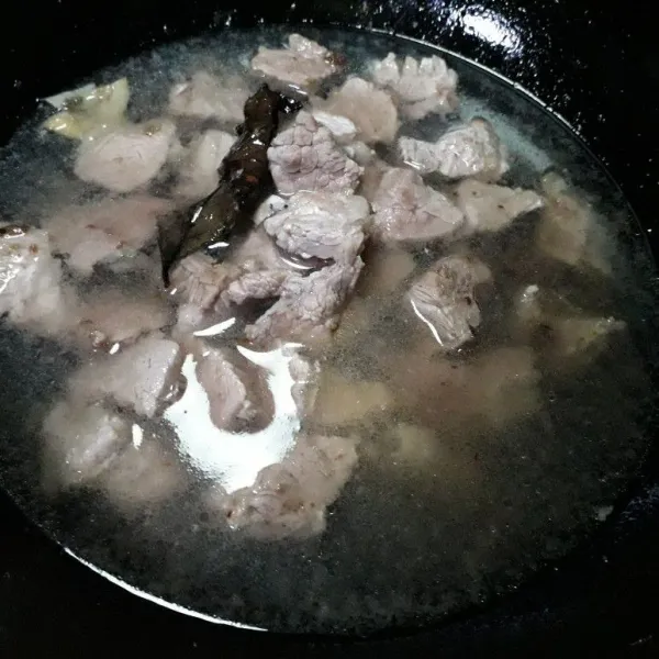 Tambahkan air kaldu daging sebanyak 300 ml, masak hingga air berkurang setengahnya.