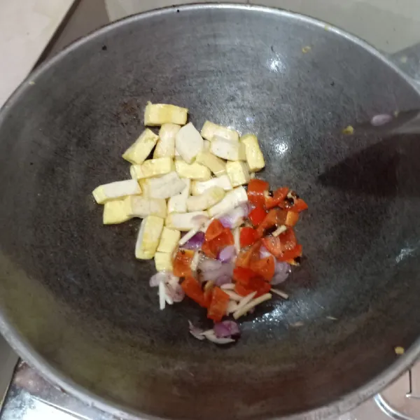 Sisihkan tahu, lalu tumis bawang merah, bawang putih dan cabe gendot hingga harum.