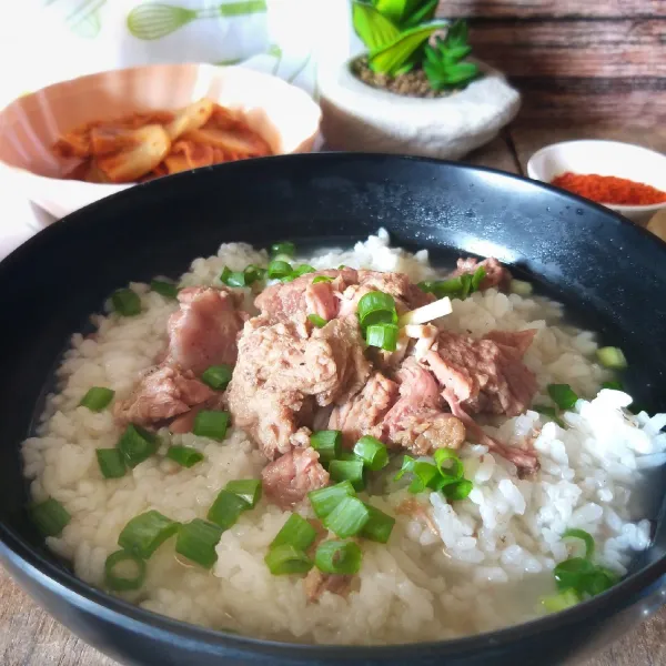 Penyajian : Tata nasi di mangkuk, beri irisan  daging has dan siram dengan kuah kaldu. Taburi dengan daun bawang. Sajikan dengan kimchi dan bubuk cabai bila suka.