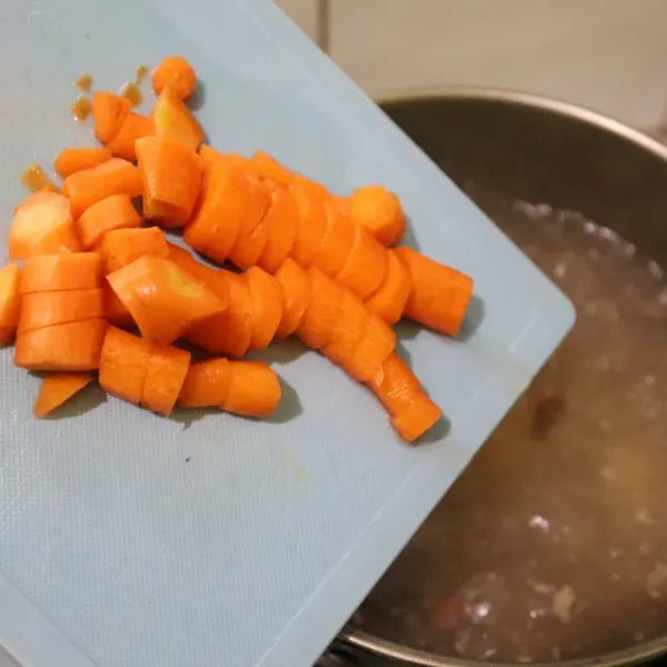 Masukkan wortel, beri penyedap rasa, terakhir bawang daun iris dan bawang goreng, sajikan .