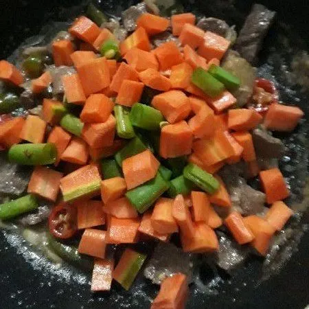 Setelah daging empuk, masukan wortel dan buncis.