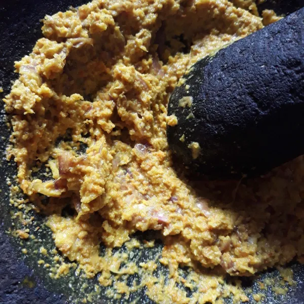 Ulek bumbu halus.