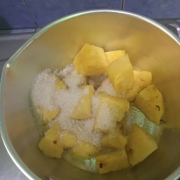 Masukkan nanas dan gula pasir ke dalam panci. Masak dengan api sedang selama 4 menit sambil sesekali diaduk.