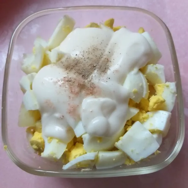 Campurkan kentang dan telur, kemudian masukan mayonaise, merica, dan garam. Aduk rata.