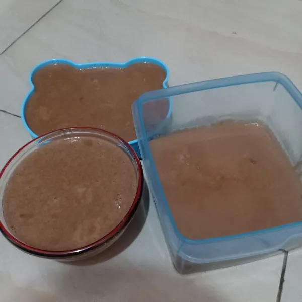 Setelah uap menghilang, tuangkan adonan puding kedalam cetakan. Biarkan adonan dingin lalu masukan kedalam kulkas