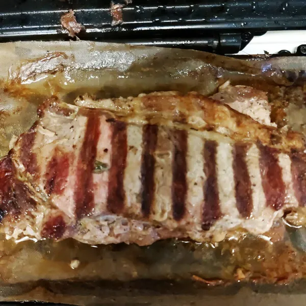 Panggang daging sapi hingga kedua sisinya matang.