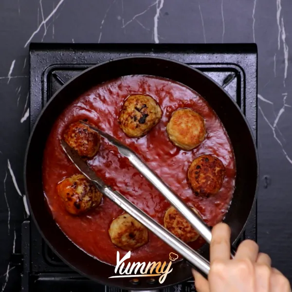 Siapkan saus bolognese yang telah dihangatkan terlebih dahulu, koreksi rasa, masukkan meatball yang telah matang.